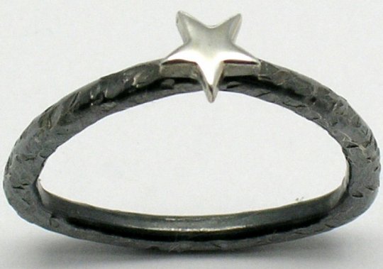 Hndlavet trekantet ring med stjerne