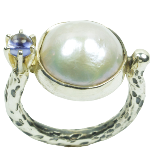 Unikat sølvring med lysegrå perle samt en iolit, 